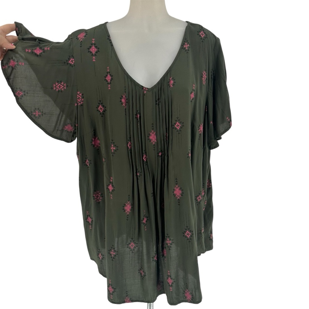 TORRID Top Sz 3 Pleated Covered Buttons S/ Sleeves Green 22/24 Blouse Geometric